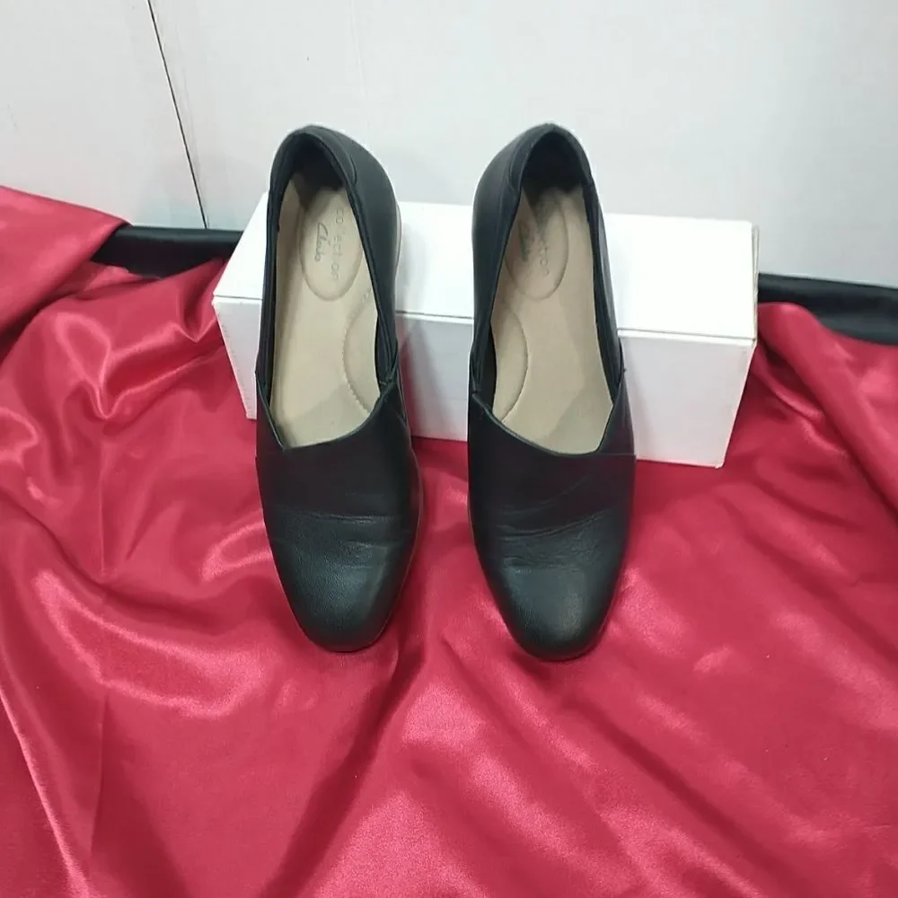 Clarks Women's Juliet Lora Loafer Size 7M Flat Slip On Shoe Black Leather